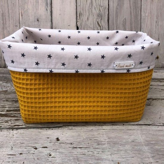 Okergeel mandje met wafelstructuur, gevoerd met witte stof met grijze sterretjes. 'Hand made' label.