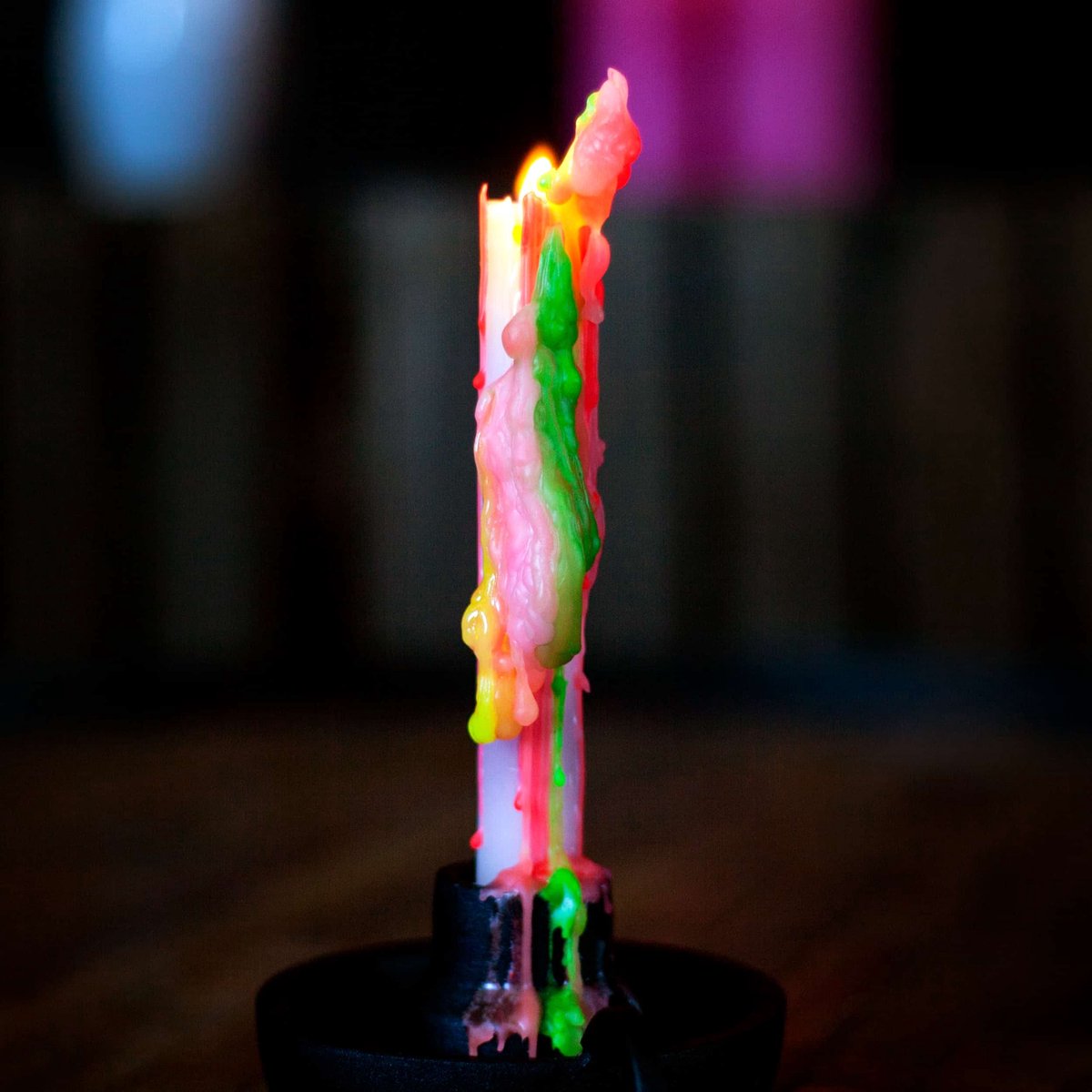 Bitten set van 2 regenboog druipkaarsen -Multi -Parafine