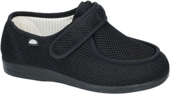 Zwarte, ademende pantoffel van mesh met klittenbandsluiting. Van de zijkant gefotografeerd.