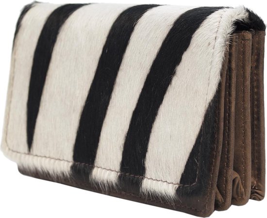Bruine portemonnee met zwart-witte dierenprint vacht.