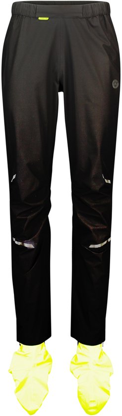 Zwarte AGU regenbroek met gele overschoenen. Met reflecterende details op de broekspijpen.