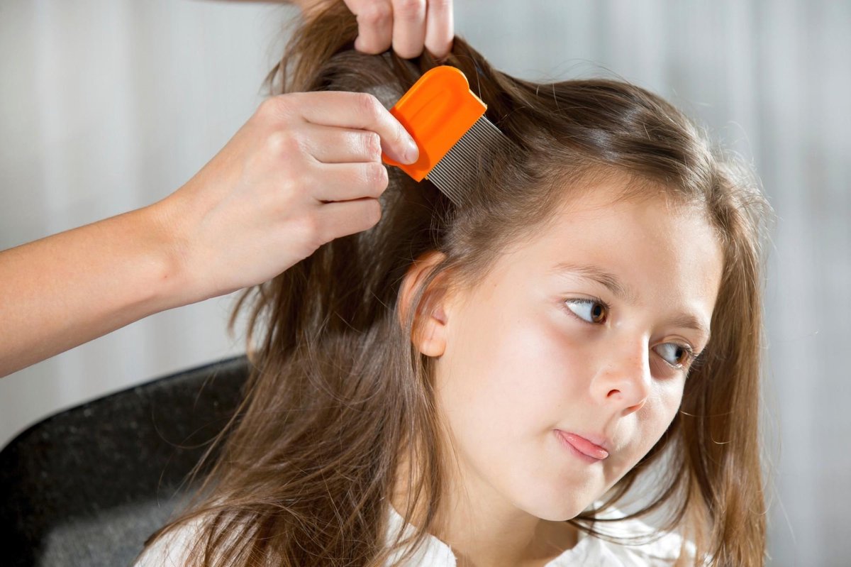 P'tit Dop - Behandeling tegen luizen na shampoo. De formule met neutrale pH reinigt en kalmeert de hoofdhuid van kinderen.
