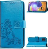 Voor Galaxy A31 vierbladige gesp reliëf gesp mobiele telefoon bescherming lederen tas met lanyard & kaartsleuf & portemonnee & beugel functie (blauw)