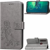 Voor Motorola G8 Plus vierbladige gesp reliëf gesp mobiele telefoon bescherming lederen tas met lanyard & kaartsleuf & portemonnee & beugel functie (grijs)