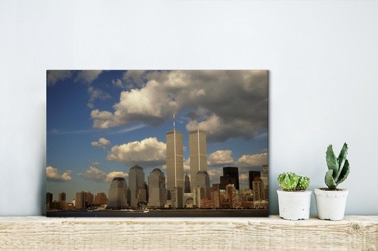 Canvas Schilderij Wolken omringen het World trade center in New York - 30x20 cm - Wanddecoratie