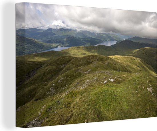 Canvas Schilderij Groene valleien in het Nationaal park Loch Lomond en de Trossachs in Schotland - 30x20 cm - Wanddecoratie