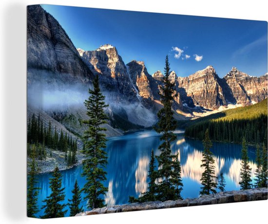 Canvas Schilderij Mistige ochtend boven Noord-Amerikaanse Moraine Lake in Canada - 30x20 cm - Wanddecoratie