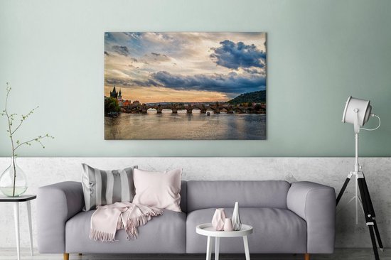 Canvas schilderij 180x120 cm - Wanddecoratie Een wolkenlucht boven de Karelsbrug in Praag - Muurdecoratie woonkamer - Slaapkamer decoratie - Kamer accessoires - Schilderijen