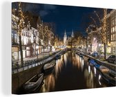 Canvas Amsterdam - Grachtenpand - Water - Boten - Nacht - 60x40 cm - Muurdecoratie
