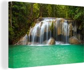 Canvas Schilderij Een waterval met groene omgeving in het Nationaal park Erawan in Thailand - 60x40 cm - Wanddecoratie