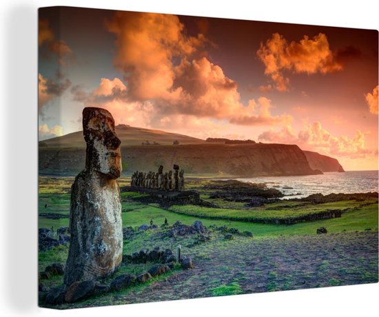 Eenzaam Moai standbeeld met een oranje lucht in Chili Canvas 30x20 cm - klein - Foto print op Canvas schilderij (Wanddecoratie woonkamer / slaapkamer)
