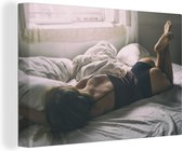 Canvas Schilderij Vrouw in lingerie ligt uitgeteld op bed - 30x20 cm - Wanddecoratie