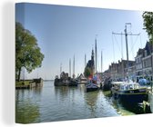 Canvas Schilderij Schattige bootjes en andere schepen liggen in de haven van Hoorn - 30x20 cm - Wanddecoratie