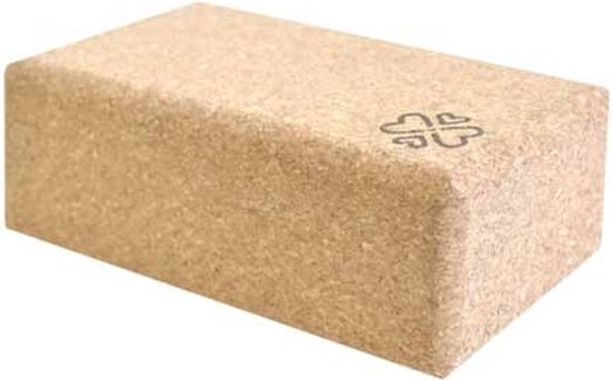 Kurken yogablok met een gestileerd hart-klaverblad logo aan de rechterkant.