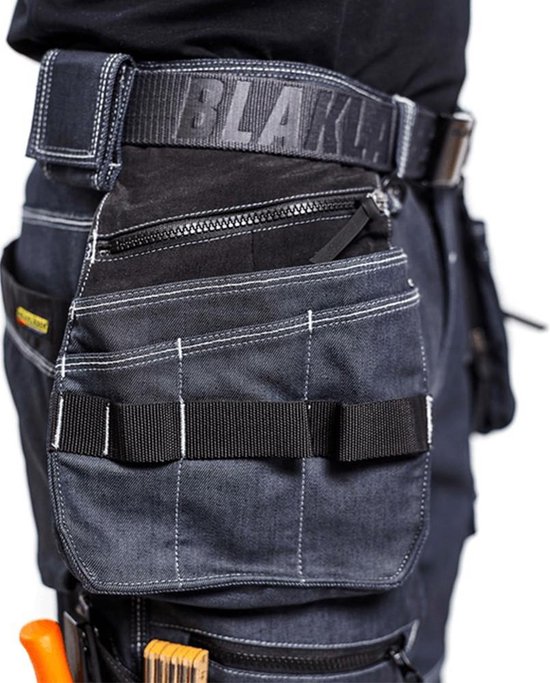 Blaklader werkbroek met veel zakken aan de zijkant, logo op de zijkant, wit stiksel.