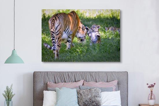 Bébé tigre jouant avec sa mère 180x120 cm - Tirage photo sur toile (Décoration murale salon / chambre) / Animaux sauvages Peintures sur toile XXL / Groot format!