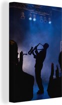 Canvas Schilderij Muzikant speelt saxofoon op het podium - 20x30 cm - Wanddecoratie