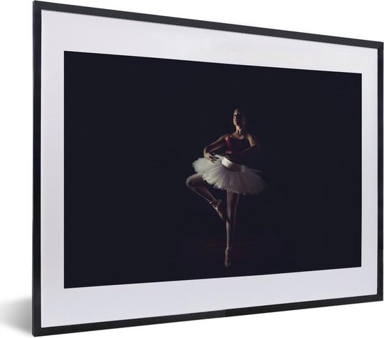 Fotolijst incl. Poster - Portret van een jonge ballerina op een zwarte achtergrond - 40x30 cm - Posterlijst