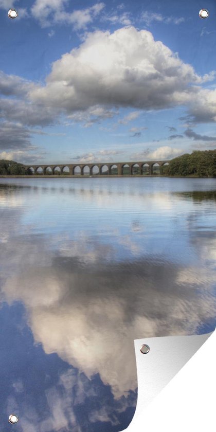 Blauwe lucht en wolken weerspiegelt in het water van Bradford in Europa