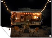 Tuin decoratie Een caravan met verlichting in de nacht - 40x30 cm - Tuindoek - Buitenposter