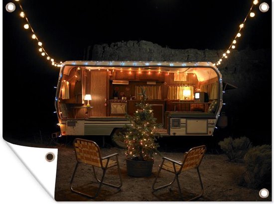 Une caravane avec éclairage dans la nuit affiche de jardin 40x30