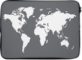 Laptophoes 14 inch 36x26 cm - Trendy wereldkaarten - Macbook & Laptop sleeve Witte wereldkaart met een donkergrijze achtergrond - Laptop hoes met foto