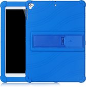 Voor iPad 6 (9.7 Universal) Tablet PC siliconen beschermhoes met onzichtbare beugel (donkerblauw)