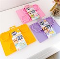 Drie ijsvormpjes voor honden in roze, paars en geel, met hun verpakkingen. Teksten "MEDIUM SIZE", "LARGE SIZE", "SMALL SIZE".