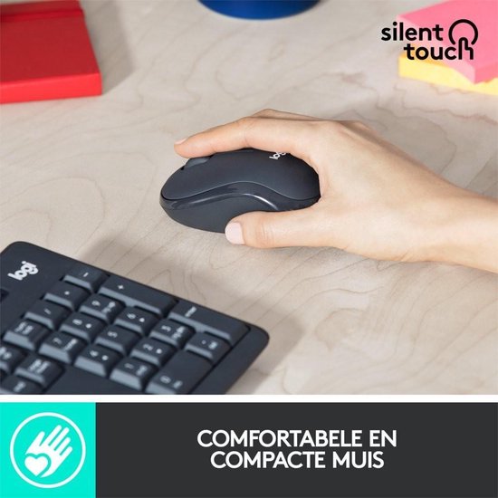 Hand op een zwarte Logitech muis naast een zwart toetsenbord. Tekst: COMFORTABELE EN COMPACTE MUIS.