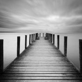 Tuinposter - Zee / Strand - Pier grijs / wit / Zwart - 160 x 160 cm.