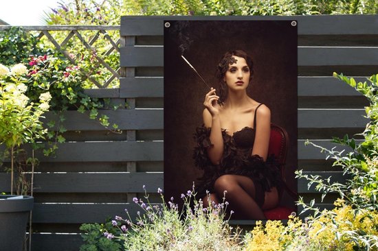 Femme fume une cigarette pendant les années folles 80x120 cm