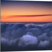 Dibond - Wolken bij Oranje Lucht - 80x80cm Foto op Aluminium (Wanddecoratie van metaal)