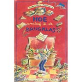 Boekcover 'Hoe overleef ik de brugklas?' met illustratie van een jongen op een skateboard, omringd door schoolspullen en survival tips.