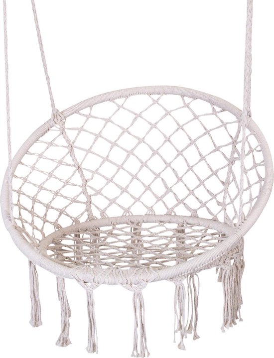Witte hangstoel met macramé zitting, franjes aan de onderkant en een gebreide rand.