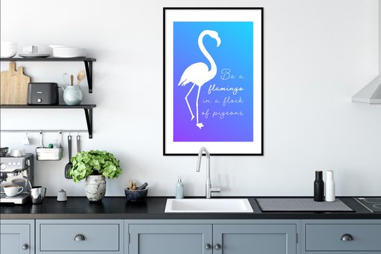 Citation 'Soyez un flamant rose dans un troupeau de pigeons' avec un flamant rose sur fond bleu 60x90 cm