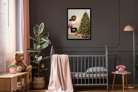 Photo en cadre - Un sapin de Noël avec des cadeaux à côté d'un cadre photo cheminée 60x80 cm - Affiche sous cadre (Décoration murale salon / chambre)
