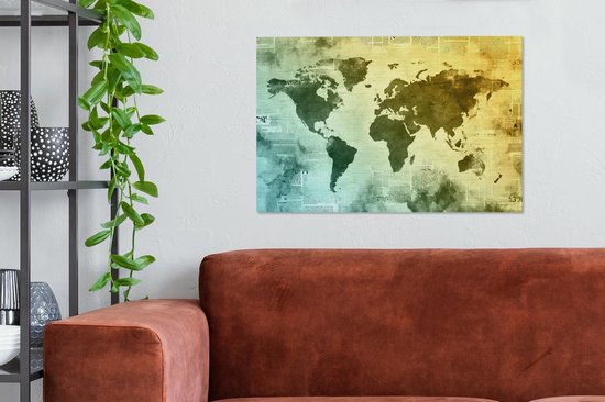 Wereldkaart avec peinture jaune qui passe au bleu sur fond avec journal 60x40 cm