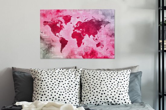 Wereldkaart avec peinture rose vif sur fond avec journal 90x60 cm