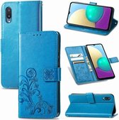 Voor Samsung Galaxy A02 vierbladige gesp reliëf gesp mobiele telefoon bescherming lederen tas met lanyard & kaartsleuf & portemonnee & beugel functie (blauw)