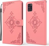 Voor Samsung Galaxy A31 Reliëf Fortuin Bloem Patroon Horizontale Flip Leren Case met Houder & Kaartsleuf & Portemonnee & Lanyard (Roze)