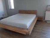 Zwevend eiken bed - Houten bed - 160 x 200 - twee persoons bed - nachtkastje met lade en hoofdbord