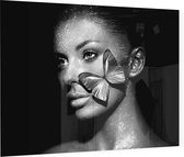 Vrouw met vlinder - Foto op Plexiglas - 40 x 30 cm