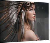 Mooie Vrouw op gijze achtergrond - Foto op Plexiglas - 60 x 40 cm