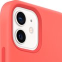 Close-up van de camera-uitsparing van een koraalrode iPhone 12 hoesje.