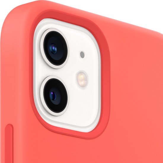 Close-up van de camera-uitsparing van een koraalrode iPhone 12 hoesje.