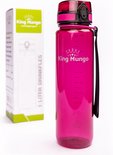 Transparante paarsrode drinkfles van 1 liter met zwarte en roze dop, naast een kartonnen verpakking.