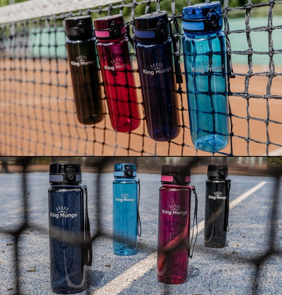 Set van vijf transparante drinkflessen in zwart, paarsrood, donkerblauw, en cyaanblauw op een tennisveld.