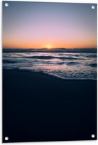 Tuinposter – Ondergaande Zon bij Golven op het Strand - 60x90cm Foto op Tuinposter  (wanddecoratie voor buiten en binnen)