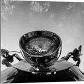 Dibond - Onderaanzicht Koplamp van Scooter (Zwart/wit) - 80x80cm Foto op Aluminium (Met Ophangsysteem)