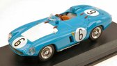 De 1:43 Diecast Modelcar van de Ferrari 750 Monza #6 van de 1000km Parigi in 1956. De coureurs waren Lucas en Schell. De fabrikant van het schaalmodel is Art-Model. Dit model is alleen online verkrijgbaar